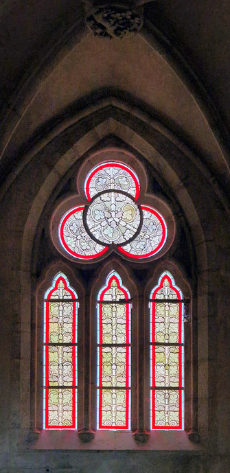 Seitenfenster in der Kirche mit roten und grünen Fensterchen