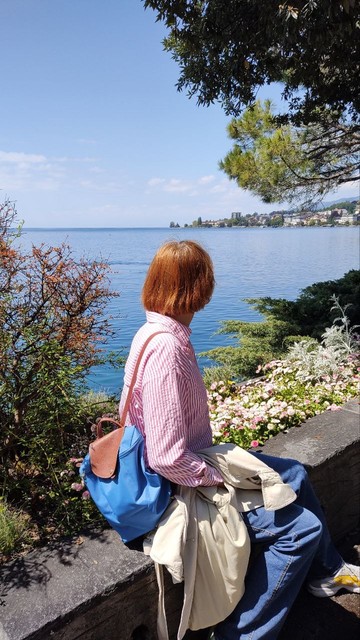 Ich am Ufer des Le Lac an einem sonnigen Tag in Montreux.