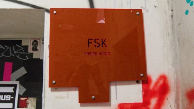 Schild an der Eingangstür zum FSK. Foto: Lente/Radio Corax