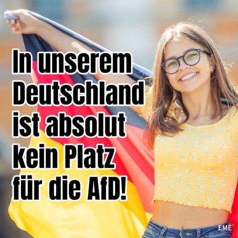 Eine junge Frau mit Brille spannt die Deutschland Fahne hinter ihrem Rücken. Dazu steht:

In unserem Deutschland ist absolut kein Platz für die AfD!