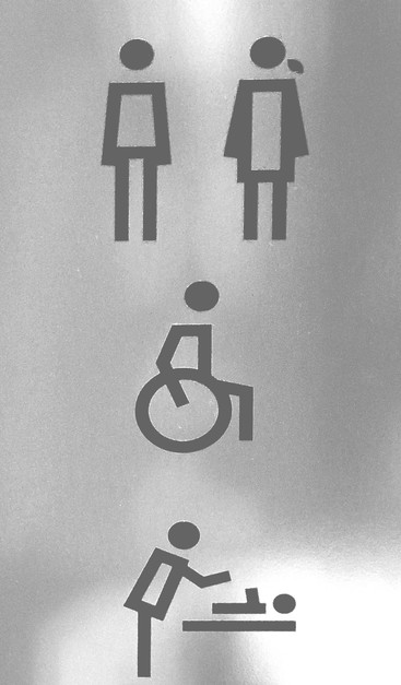 Mann, Frau, Rollstuhlfahrer, Wickeltisch
Schwarze Piktogramme auf roten Schildern.