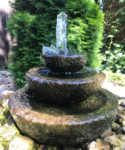 Brunnen / Vogeltränke in unserem Garten
bestehend aus drei steinernen Schalen