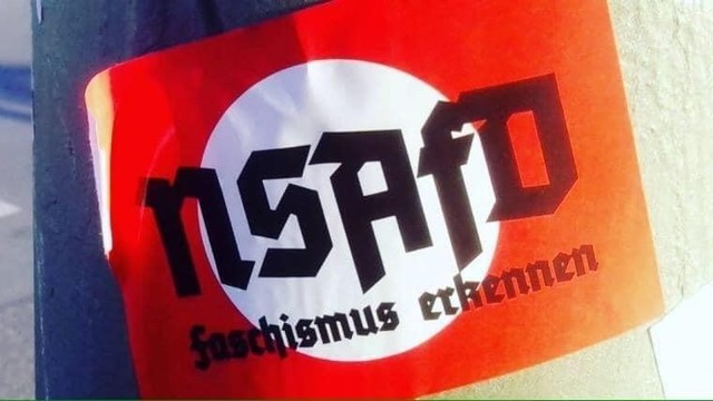 Ein angeklebtes Plakat. Darauf steht:

nsAfD   faschismus erkennen