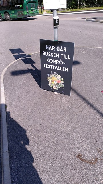 Ett skyld vid en busshållplats
Text: HÄR GÅR BUSSEN TILL KORRÖ-FESTIVALEN