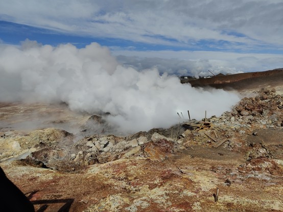Geothermalfeld mit aufsteigenden Dampf.
