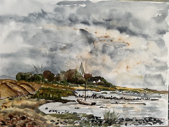 Watercolor painting of a coastal landscape with a small boat on calm water, surrounded by greenery and under a cloudy sky.

Aquarellmalerei einer Küstenlandschaft mit einem kleinen Boot auf ruhigem Wasser, umgeben von Grün und unter einem bewölkten Himmel. Am Horizont sieht man die Spitze eines Kirchturms. Grauer Himmel, graue Wolken