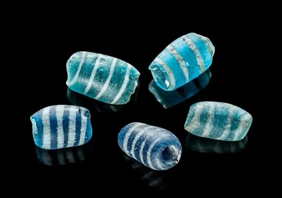 Cylindrical glass beads in bright shades of blue and turquoise with white horizontal stripes
Photo: Archäologisches Landesmuseum Baden-Württemberg
