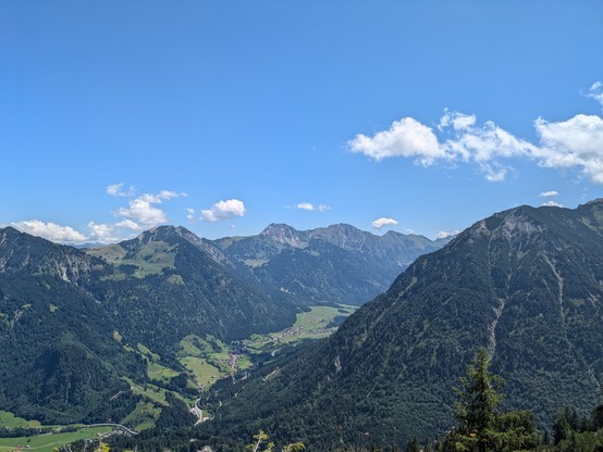 Blick vom Imberger Horn Richtung Hinterstein. Bergpanorama