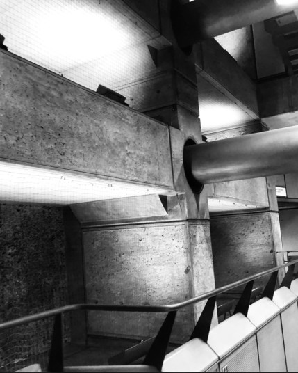 Industrial interior with exposed concrete walls, illuminated ceiling panels, and metal pipes.

Industrielles Interieur mit freiliegenden Betonwänden, beleuchteten Deckenpaneelen und Metallrohren.