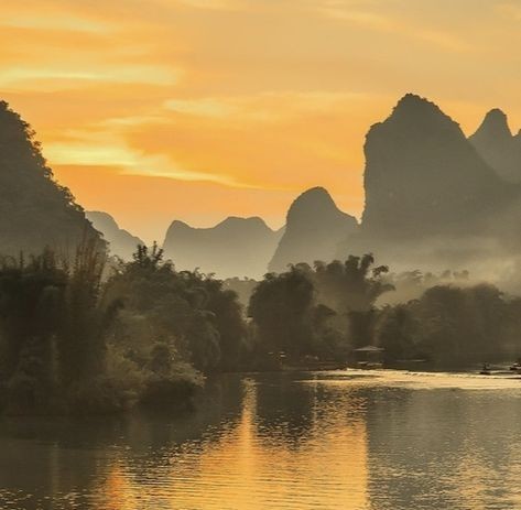 Traumwelten
Wasser, im Hintergrund Vegetation und Berge, gelbliches Licht
Foto Netzfund