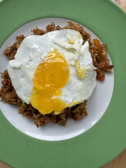 Ein Teller Nasi Goreng mit einem Spiegelei obendrauf