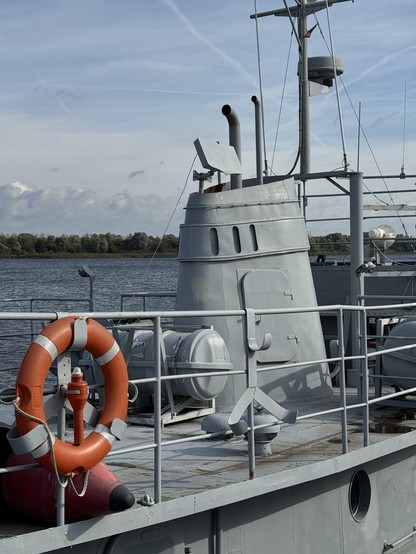 
Graues Militärschiff mit einem roten Rettungsring