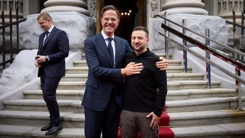 Ein Pressefoto zeigt den NATO-Generalrekretär Mark Rutte und Präsident Wolodymyr Selenskyj. Dabei legt Rutte Selenskyj den linken Arm um die Schulter und legt ihm gleichzeitig die rechte Hand auf die Brust.