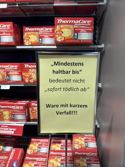 Schild vor Medikamenten mit dem Text: 

„Mindestens haltbar bis