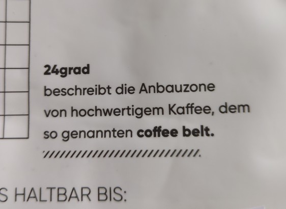 Foto des Aufdrucks auf einer Kaffeebohnentüte, dort steht:
24grad
beschreibt die Anbauzone von hochwertigem Kaffee, dem sogenannten coffee belt.