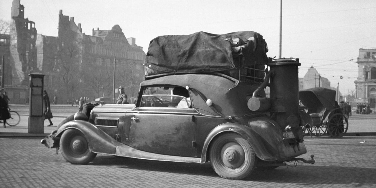 Auto mit Holzvergaser aus den 1940er Jahren