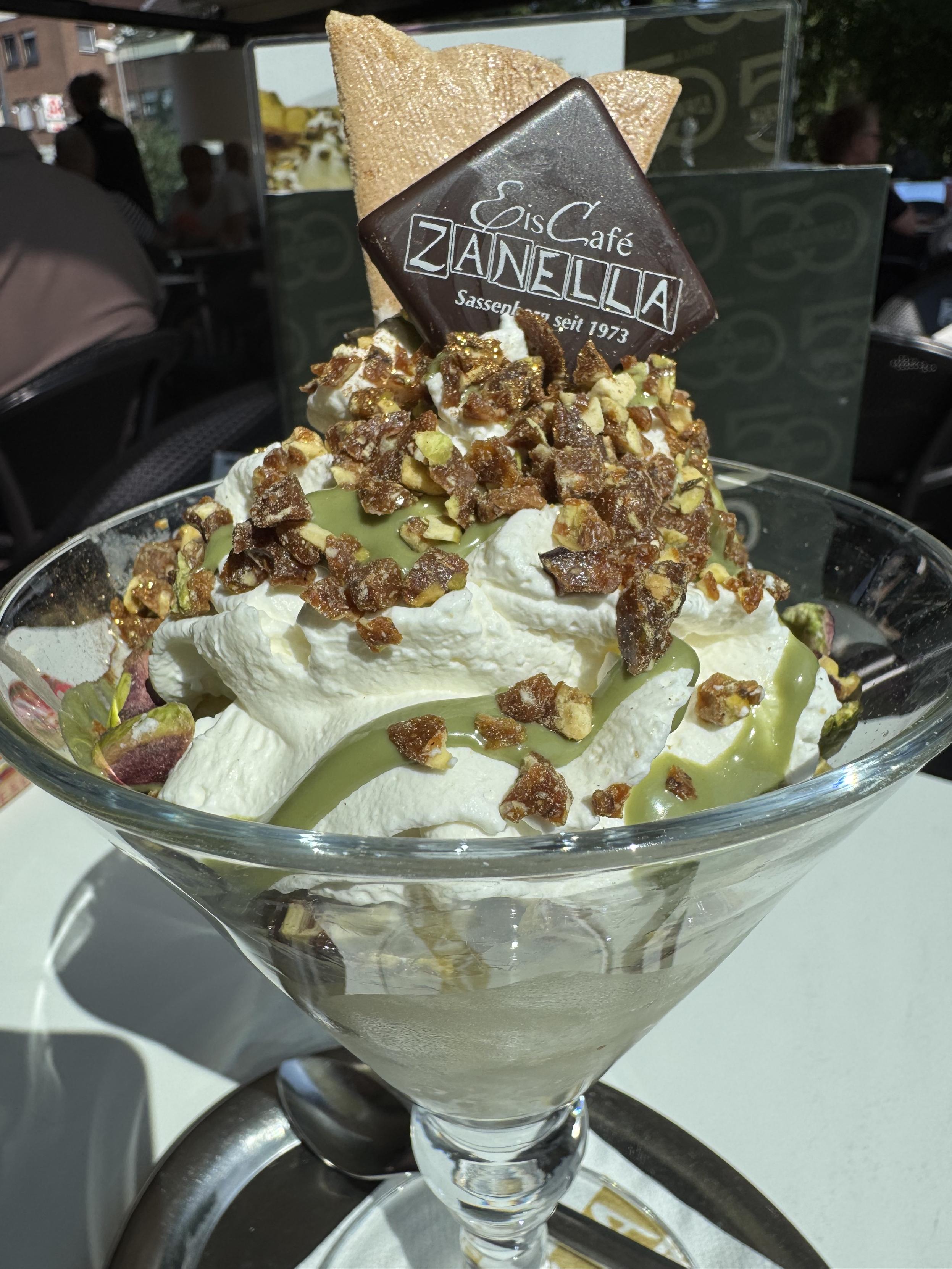 Das Foto zeigt einen Pistazien-Eisbecher, darin ist die Aufschrift zu lesen "EisCafé Zanella"
Foto vom 15.7.26