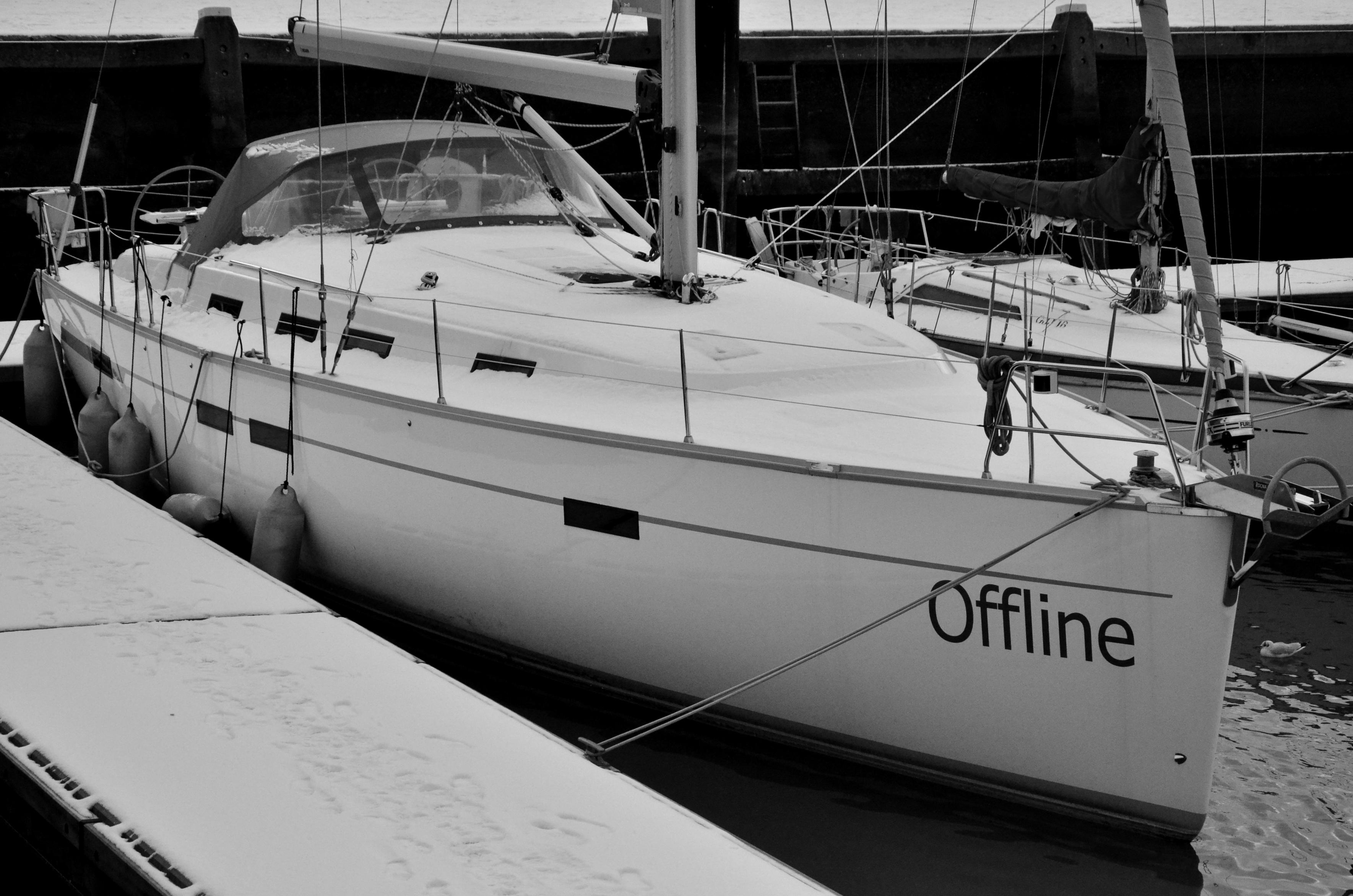 "Offline" heisst der Seekreuzer. Auf dem Deck liegt ein wenig Schnee.