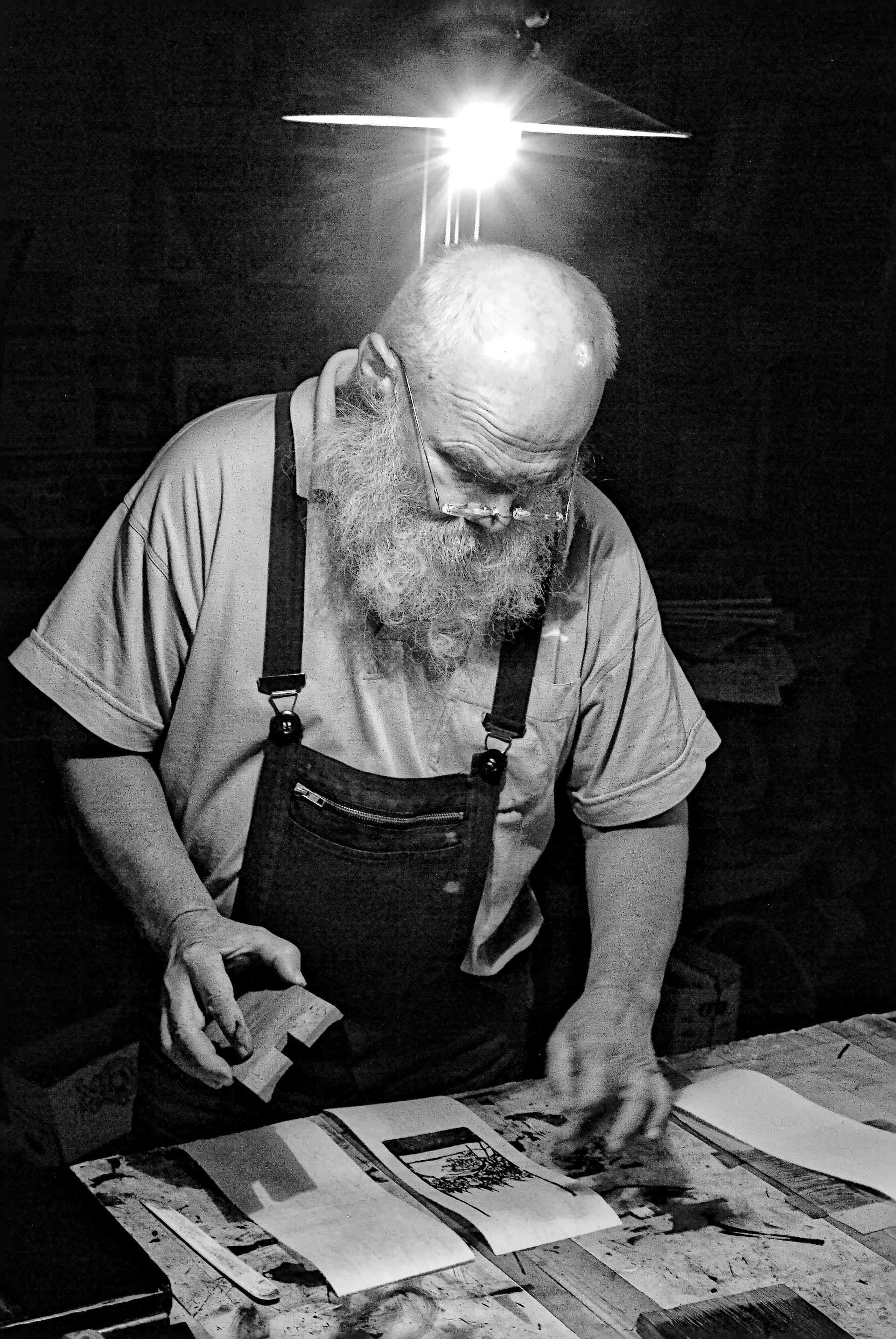 Jiří Altmann, srpen 2007, ve svém ateliéru v černošice.
Jiří Altmann beim Anfertigen eines Holzdruckes, in seinem Atelier.